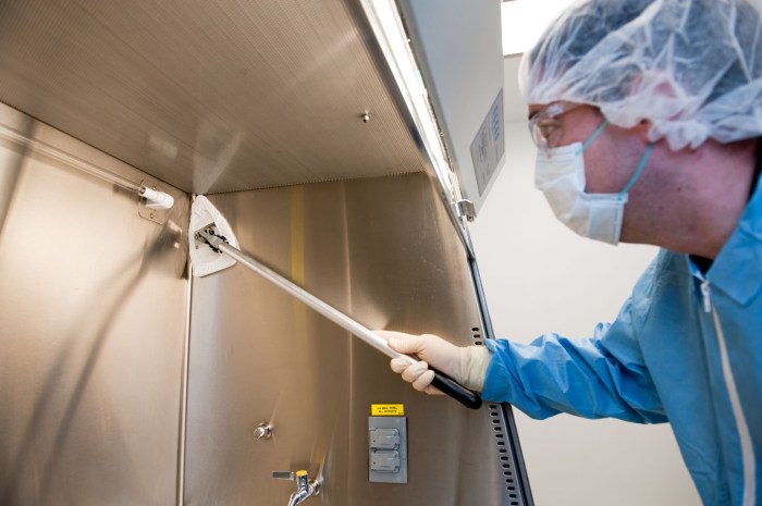 How to clean horizontal laminar flow hood